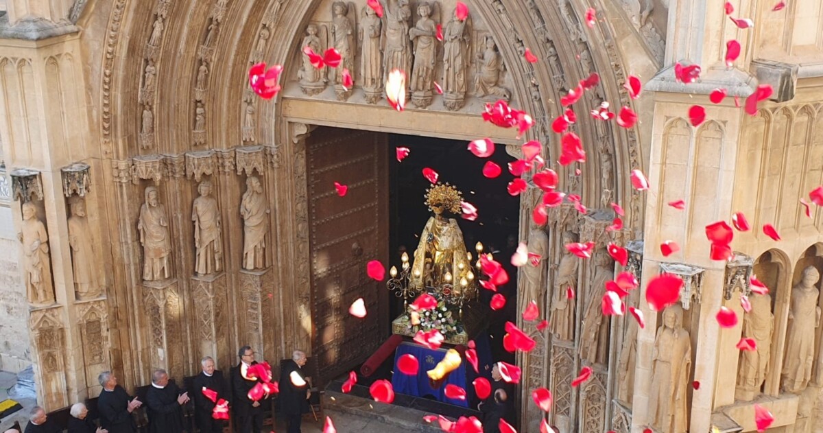 El Tribunal De Las Aguas Entrega La Blusa De Honor A La Virgen De Los